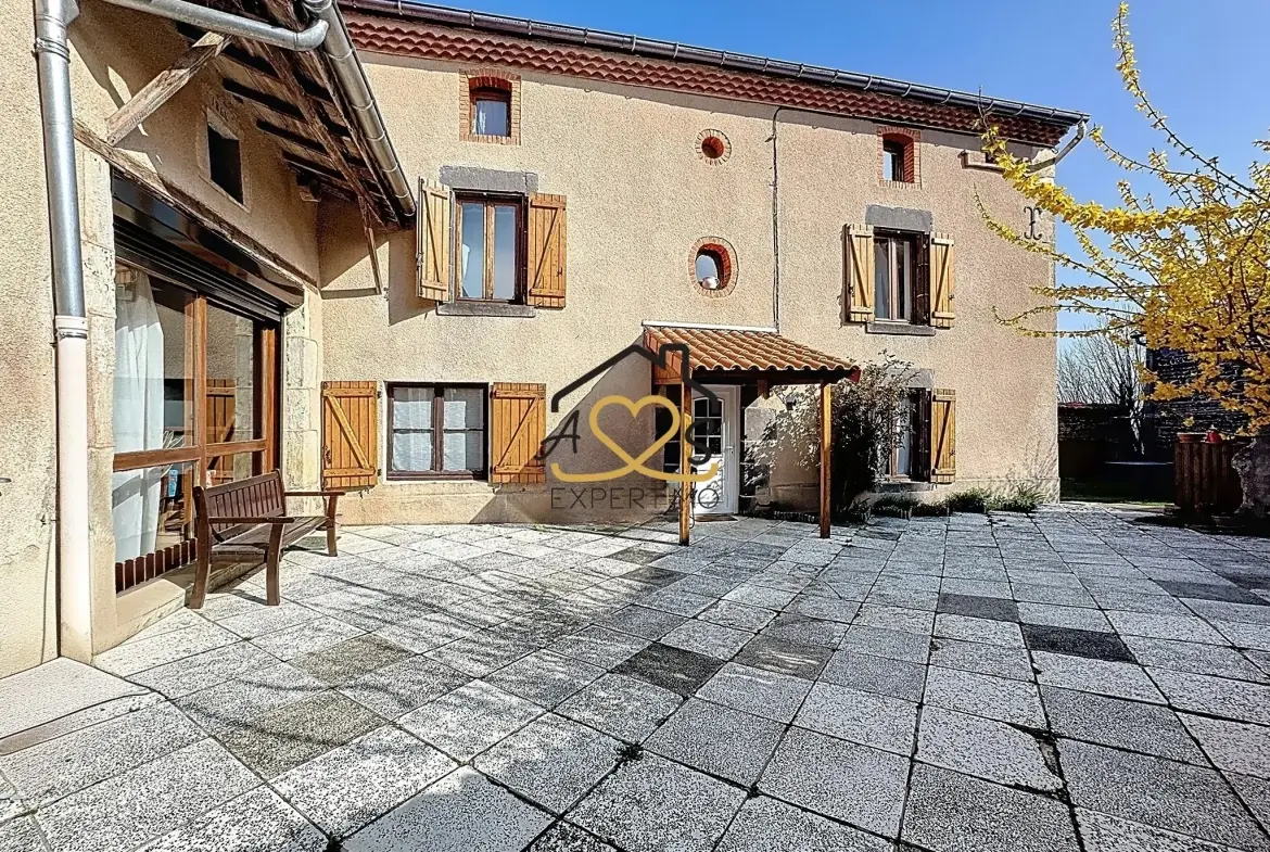 Maison de village à Saint Julien de Coppel avec garage et cave – 178 m2 
