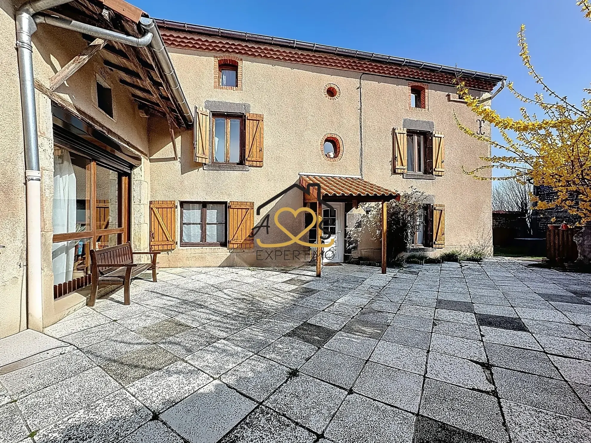 Maison de village à Saint Julien de Coppel avec garage et cave – 178 m2 