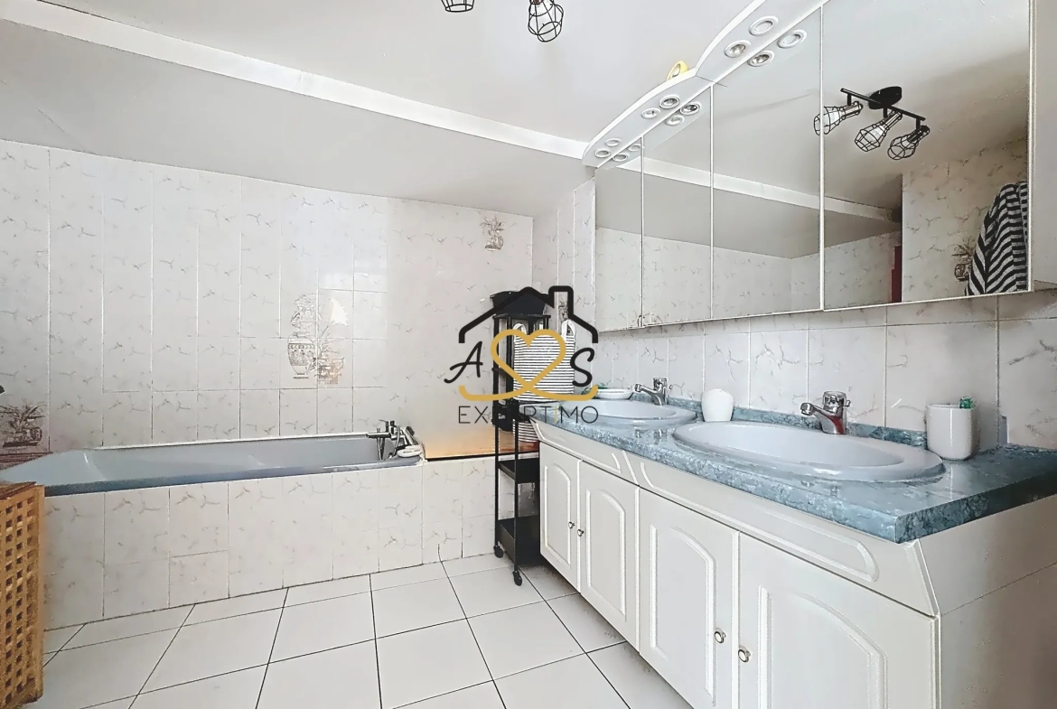 Maison de village à Saint Julien de Coppel avec garage et cave – 178 m2 