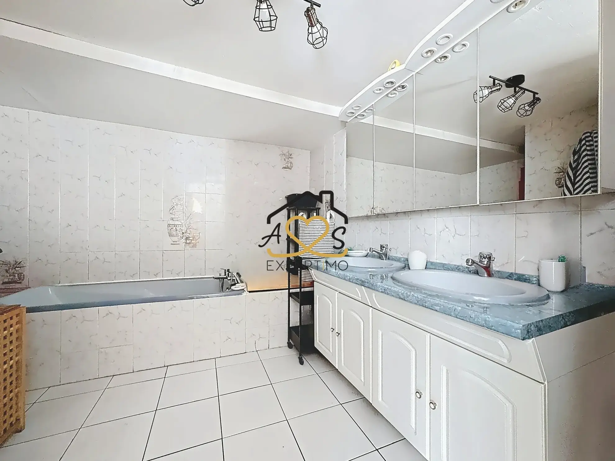 Maison de village à Saint Julien de Coppel avec garage et cave – 178 m2 