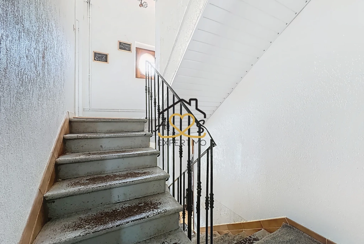 Maison de village à Saint Julien de Coppel avec garage et cave – 178 m2 
