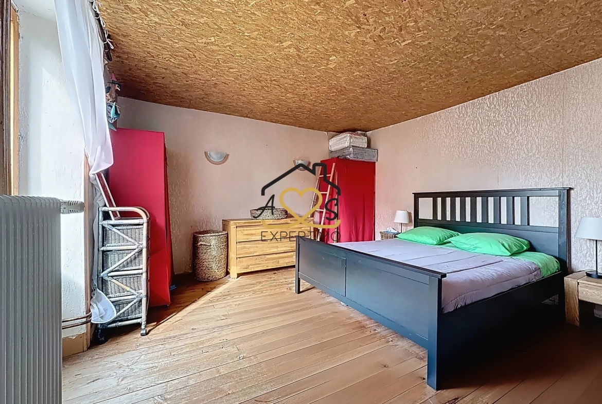 Maison de village à Saint Julien de Coppel avec garage et cave – 178 m2 