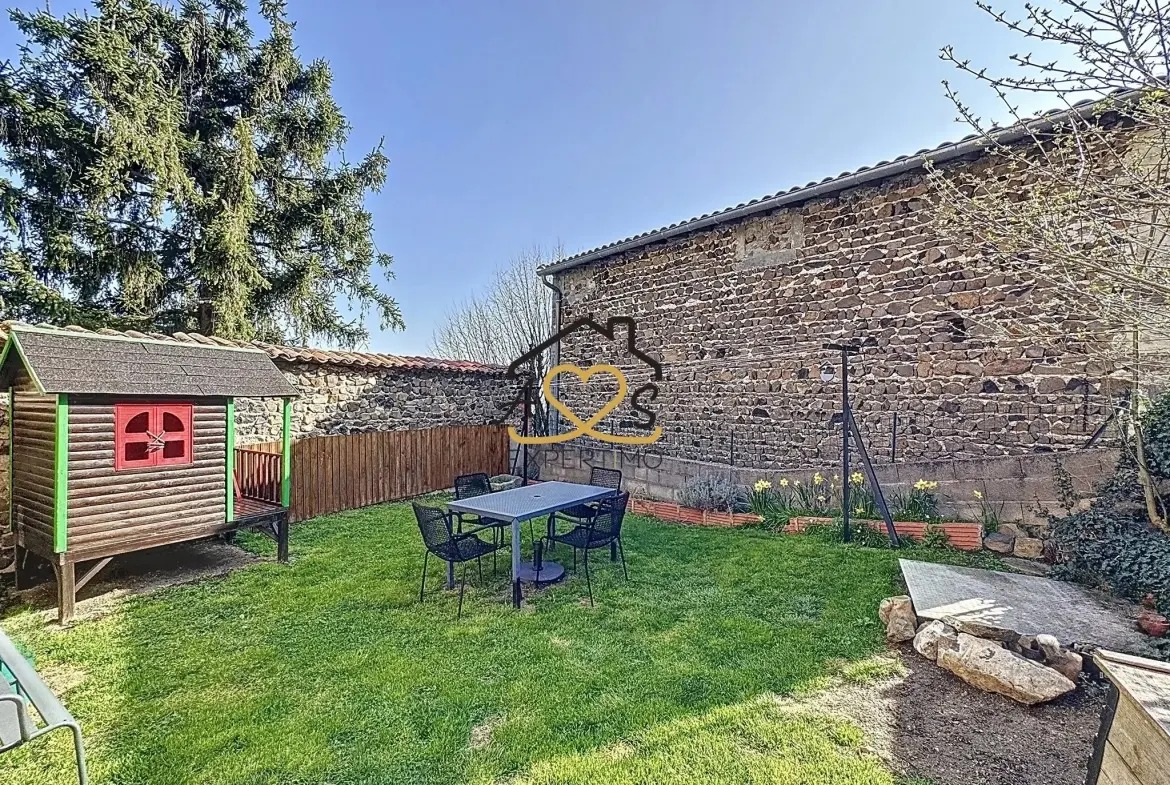 Maison de village à Saint Julien de Coppel avec garage et cave – 178 m2 