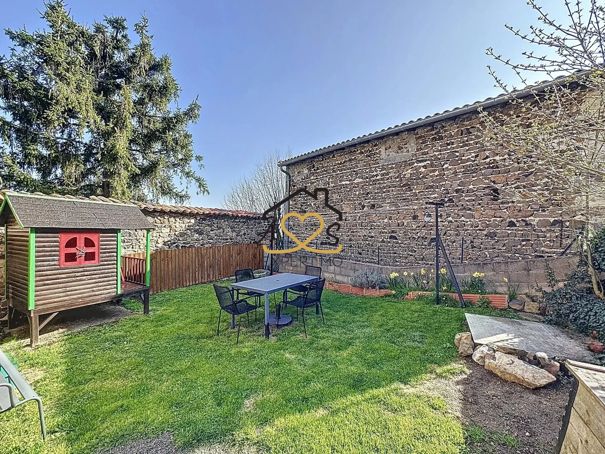 Maison de village à Saint Julien de Coppel avec garage et cave – 178 m2 