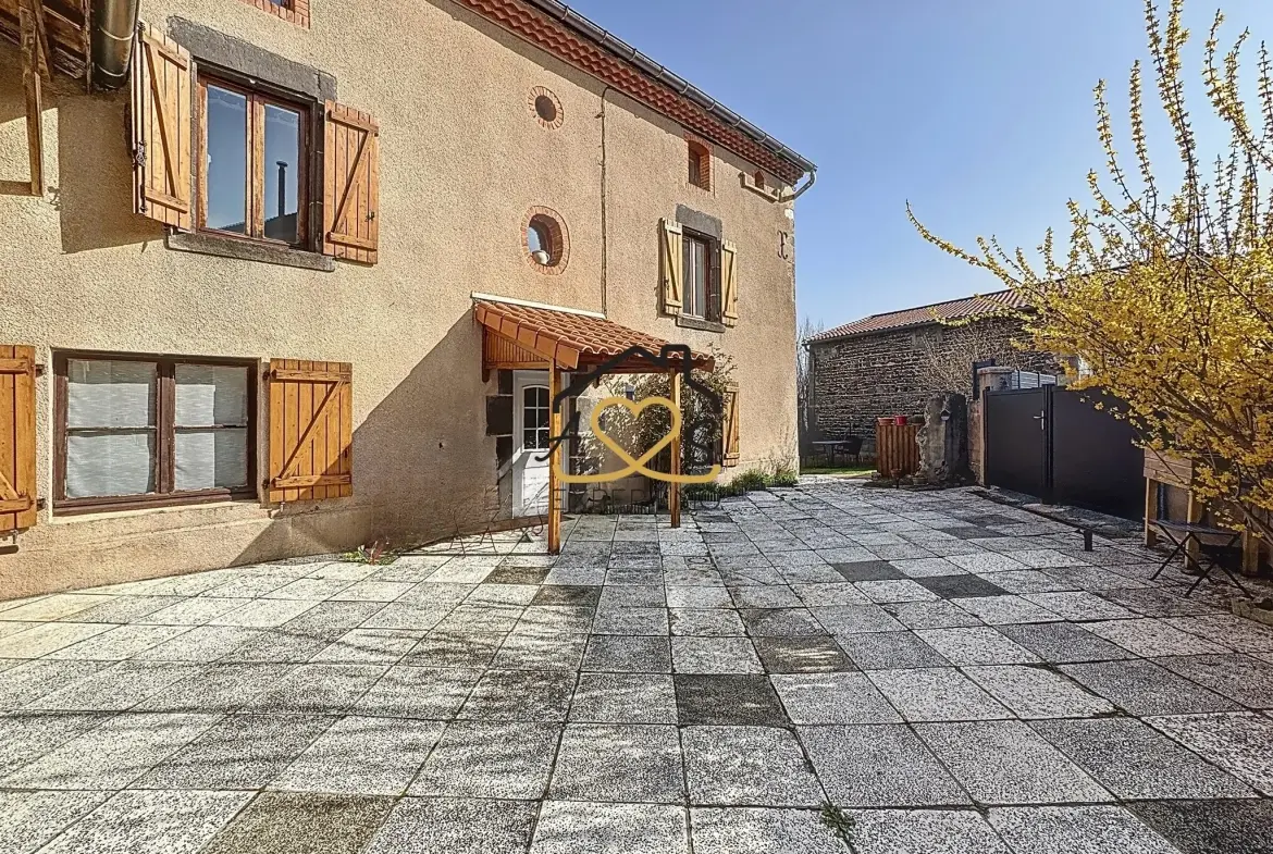 Maison de village à Saint Julien de Coppel avec garage et cave – 178 m2 