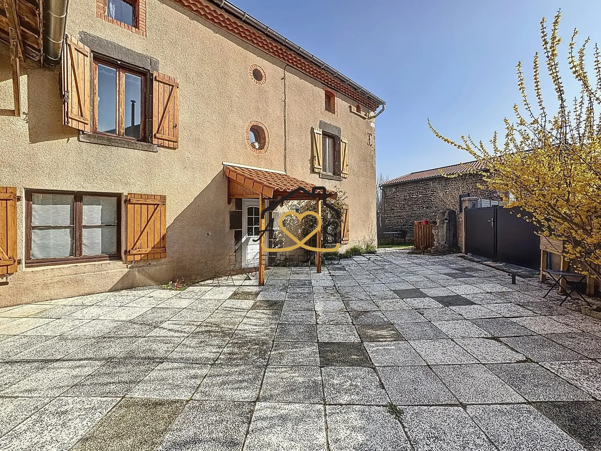 Maison de village à Saint Julien de Coppel avec garage et cave – 178 m2 