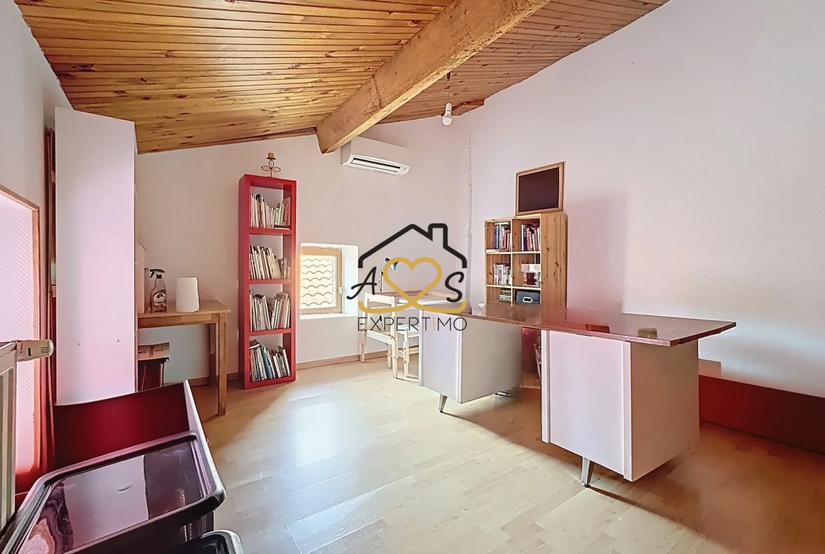 Maison de village à Saint Julien de Coppel avec garage et cave – 178 m2 