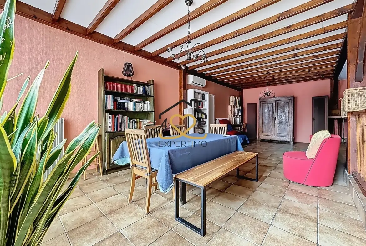 Maison de village à Saint Julien de Coppel avec garage et cave – 178 m2 