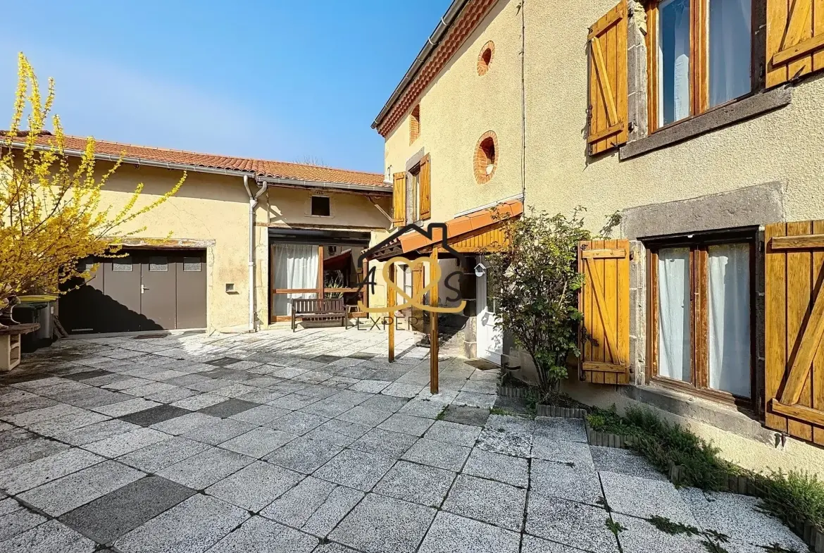 Maison de village à Saint Julien de Coppel avec garage et cave – 178 m2 