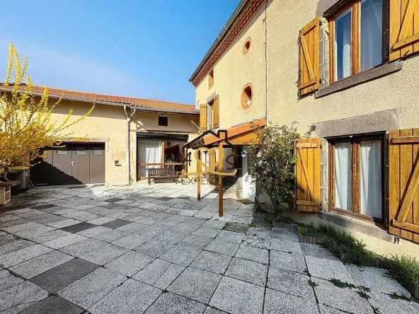 Maison de village à Saint Julien de Coppel avec garage et cave – 178 m2