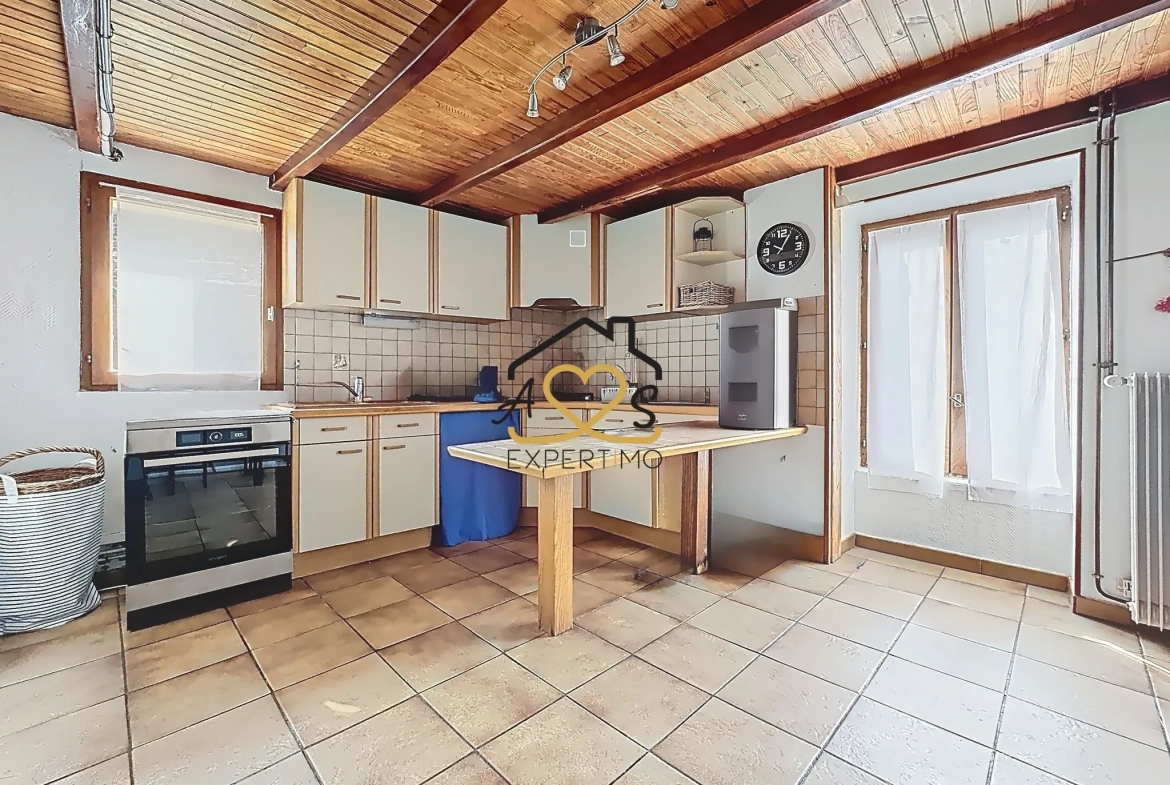 Maison de village à Saint Julien de Coppel avec garage et cave – 178 m2 