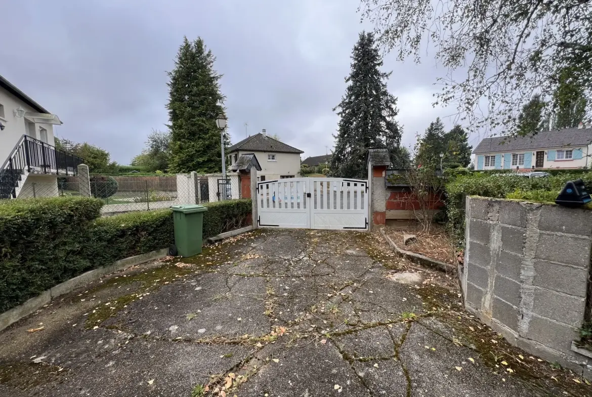 Maison familiale avec 4 chambres et appartement indépendant à Saint-Amand-en-Puisaye 