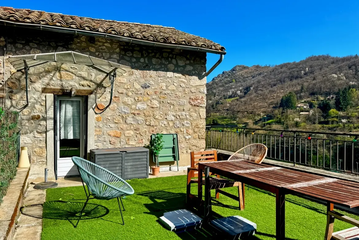 Maison atypique avec terrasse et vue montagne à Antraigues-sur-Volane 