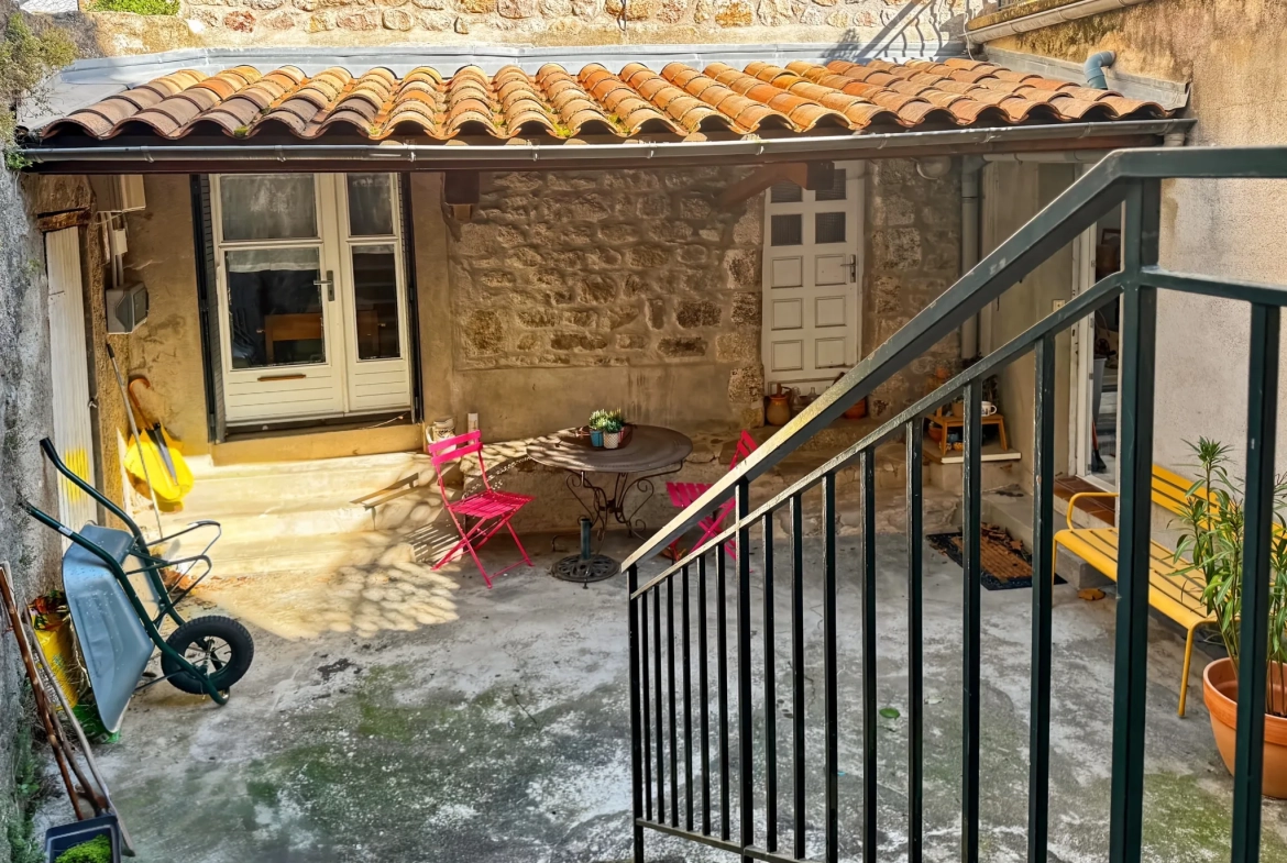 Maison atypique avec terrasse et vue montagne à Antraigues-sur-Volane 
