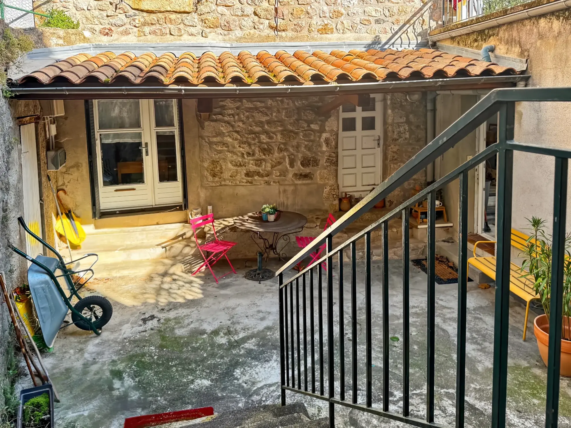 Maison atypique avec terrasse et vue montagne à Antraigues-sur-Volane 