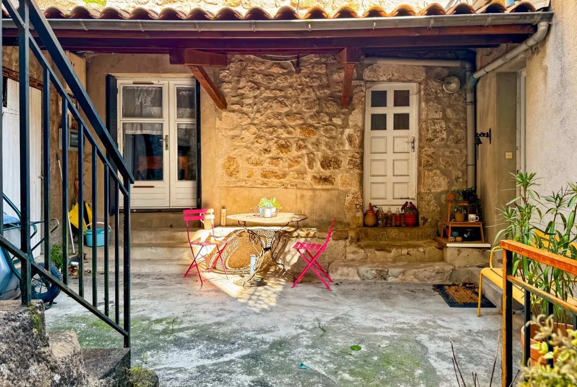 Maison atypique avec terrasse et vue montagne à Antraigues-sur-Volane 