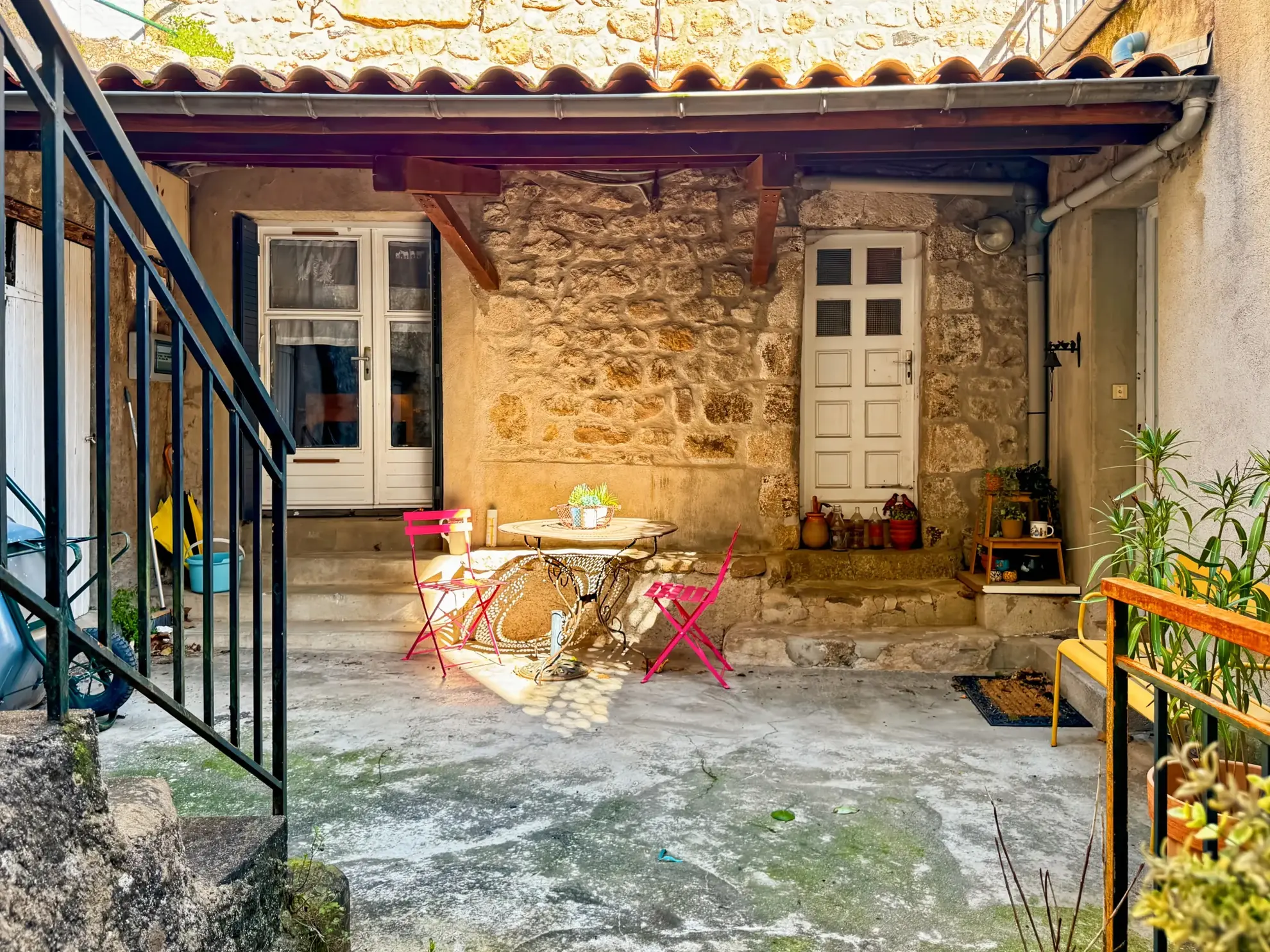 Maison atypique avec terrasse et vue montagne à Antraigues-sur-Volane 