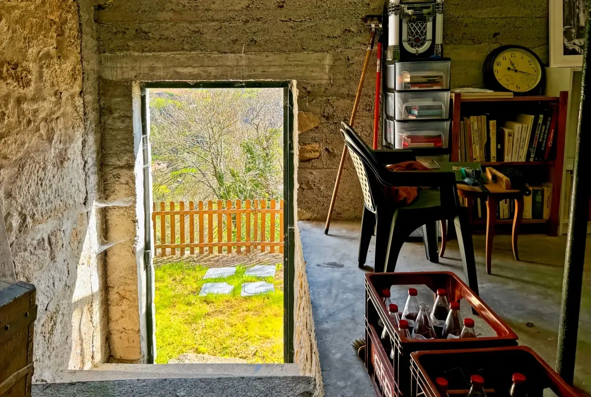 Maison atypique avec terrasse et vue montagne à Antraigues-sur-Volane 
