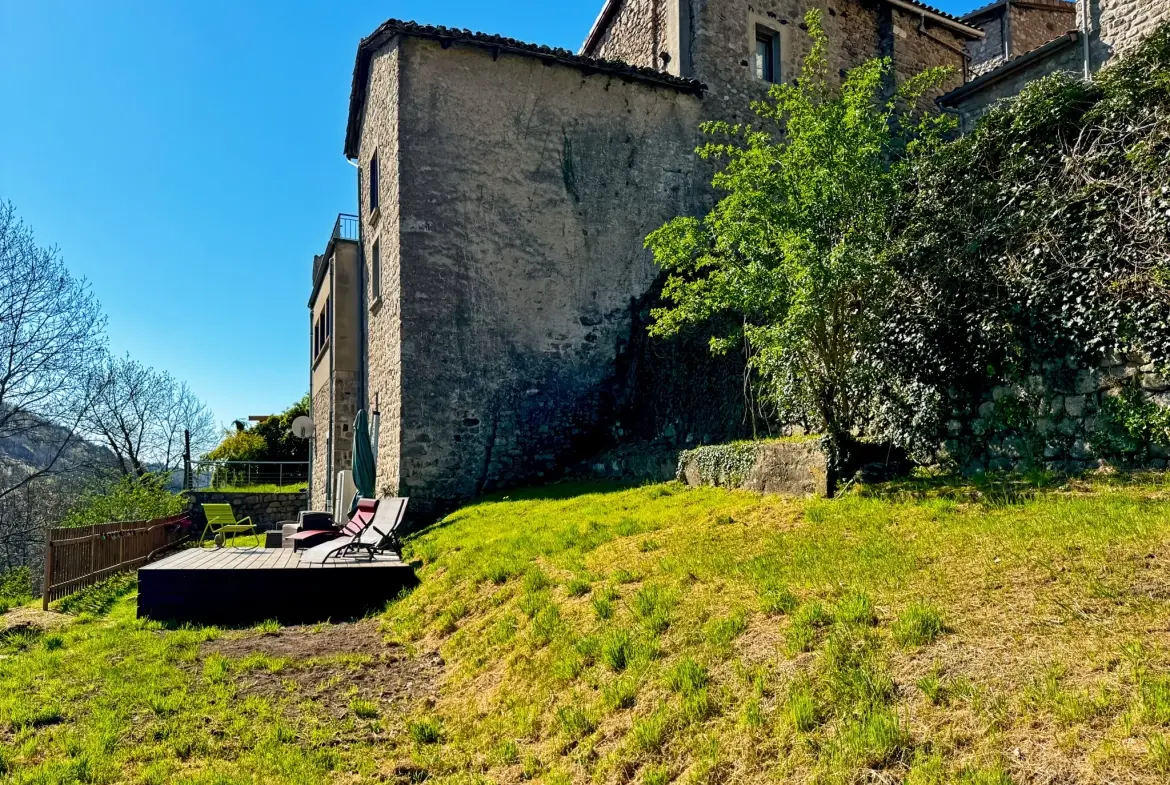 Maison atypique avec terrasse et vue montagne à Antraigues-sur-Volane 