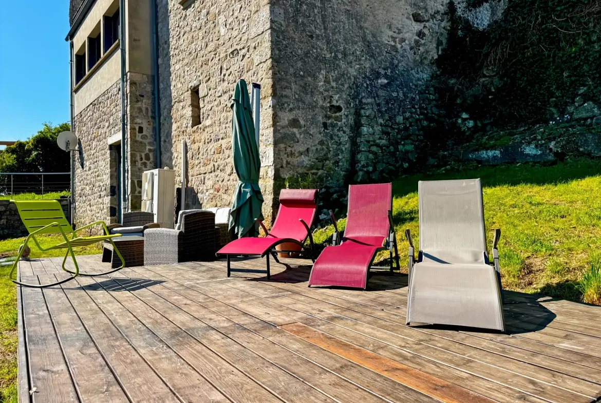 Maison atypique avec terrasse et vue montagne à Antraigues-sur-Volane 