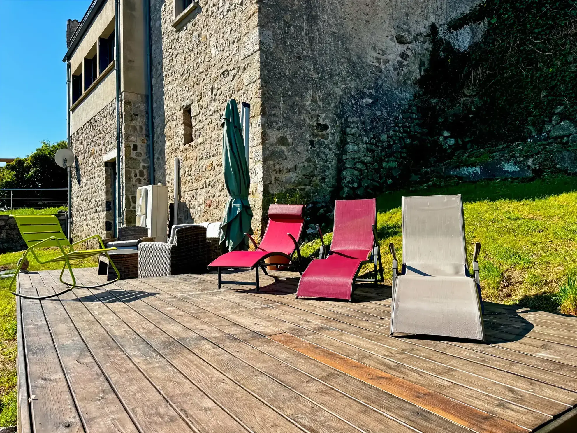 Maison atypique avec terrasse et vue montagne à Antraigues-sur-Volane 