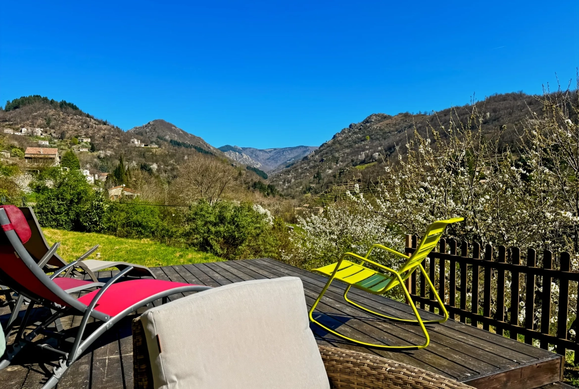 Maison atypique avec terrasse et vue montagne à Antraigues-sur-Volane 