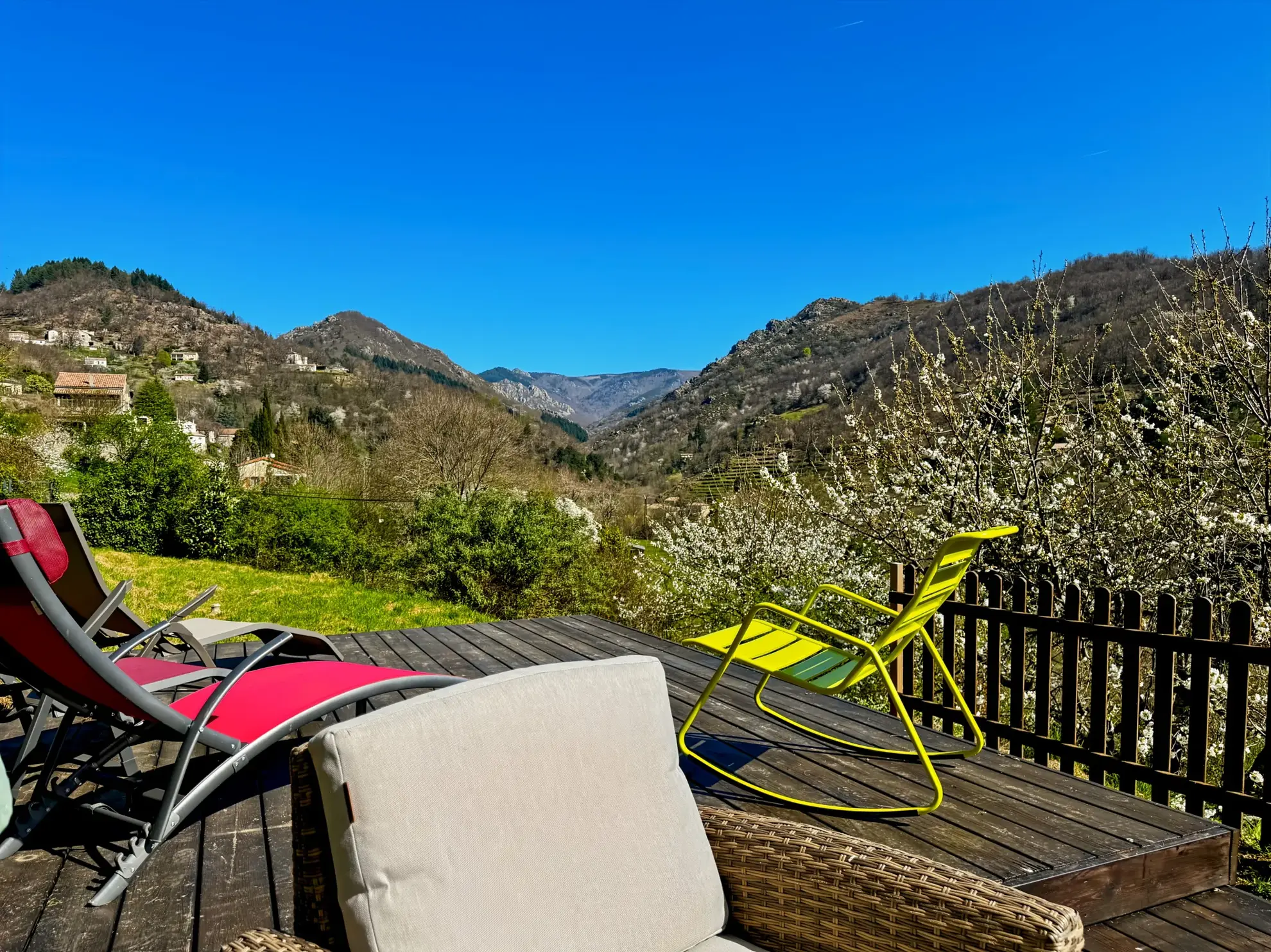 Maison atypique avec terrasse et vue montagne à Antraigues-sur-Volane 