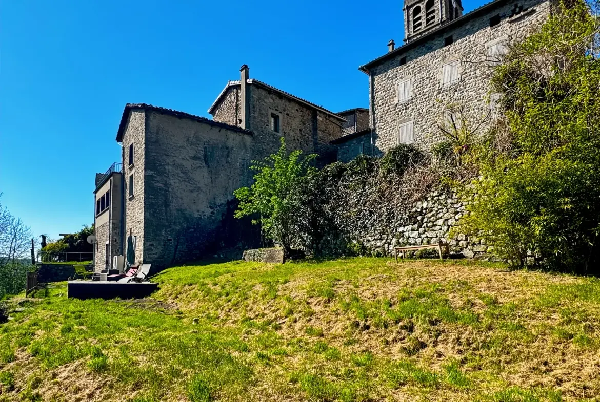 Maison atypique avec terrasse et vue montagne à Antraigues-sur-Volane 