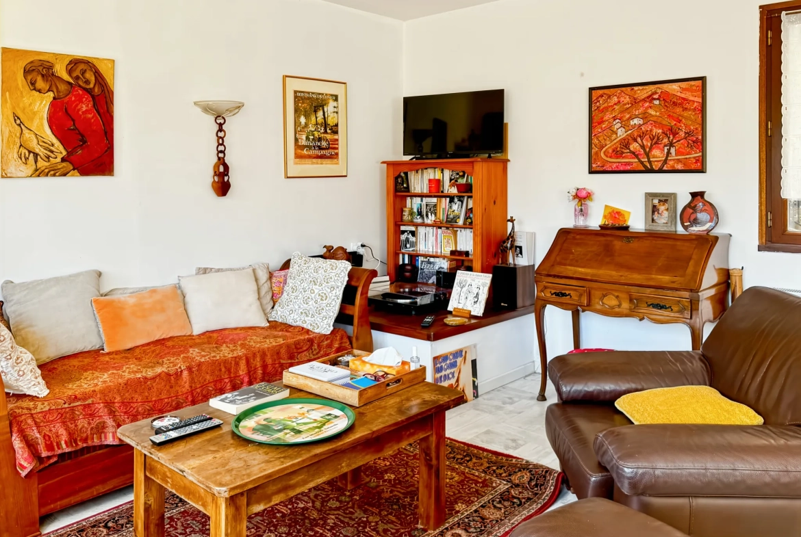 Maison atypique avec terrasse et vue montagne à Antraigues-sur-Volane 