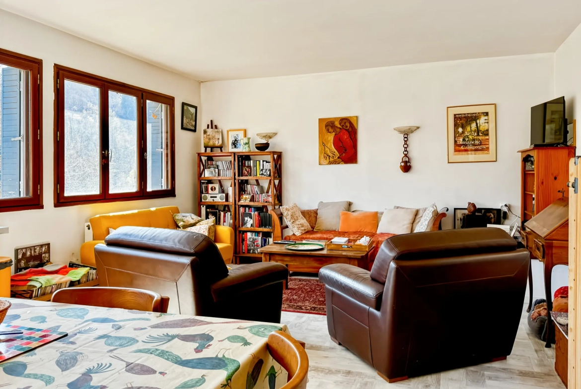 Maison atypique avec terrasse et vue montagne à Antraigues-sur-Volane 