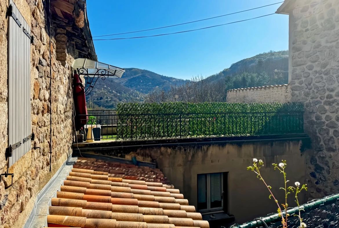 Maison atypique avec terrasse et vue montagne à Antraigues-sur-Volane 