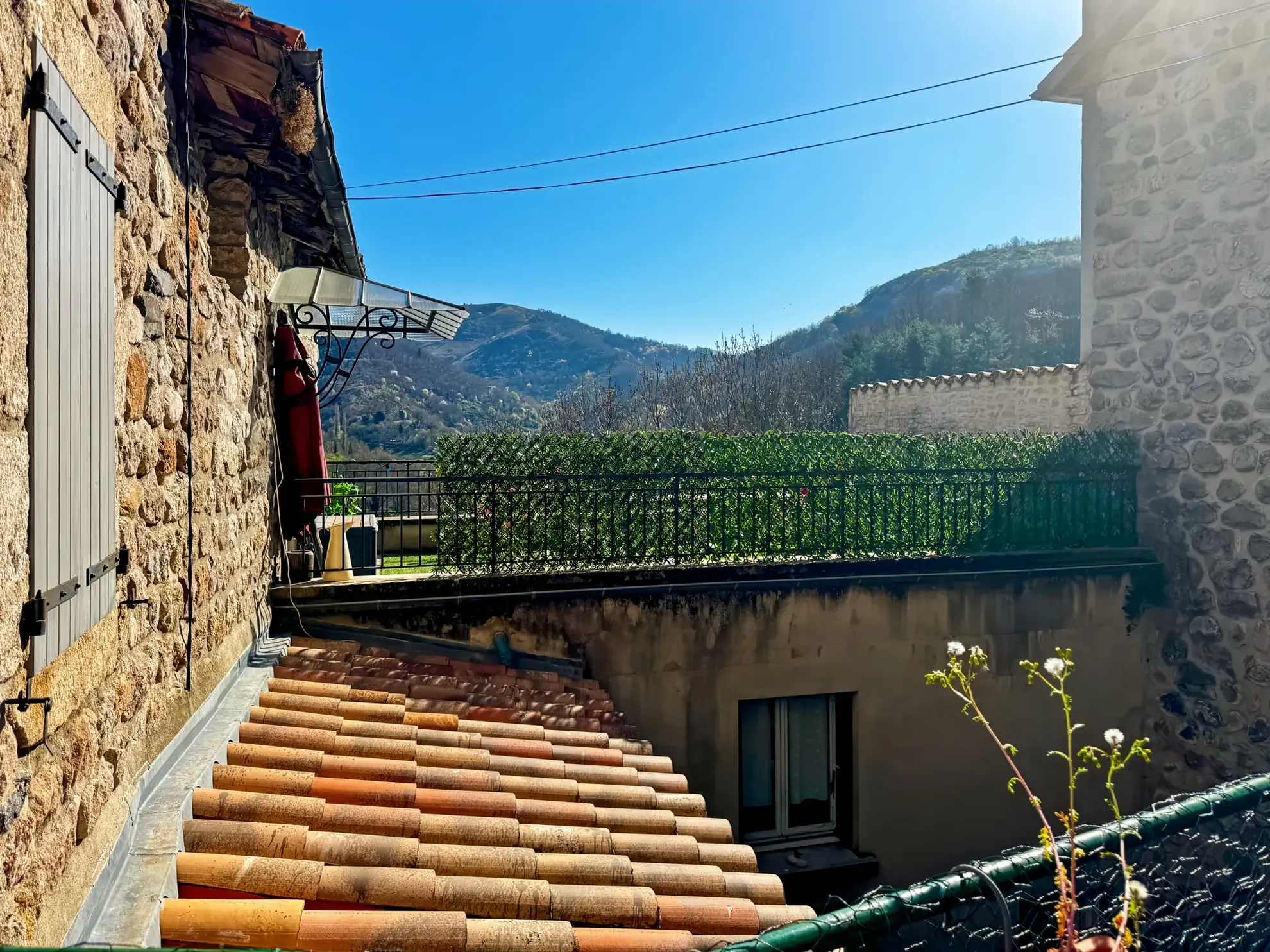 Maison atypique avec terrasse et vue montagne à Antraigues-sur-Volane 