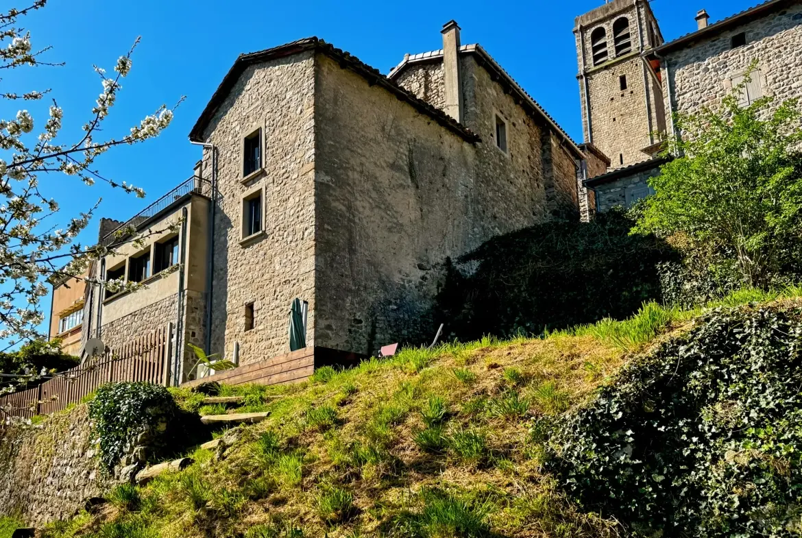 Maison atypique avec terrasse et vue montagne à Antraigues-sur-Volane 