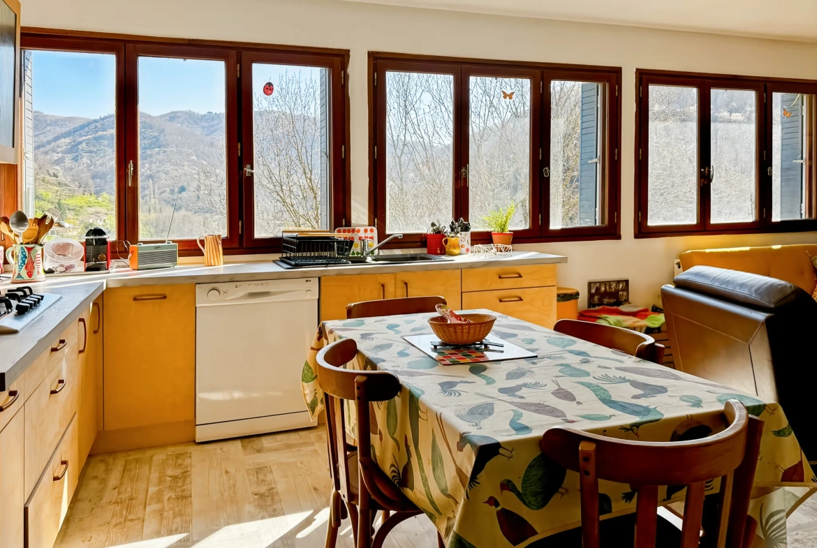 Maison atypique avec terrasse et vue montagne à Antraigues-sur-Volane 