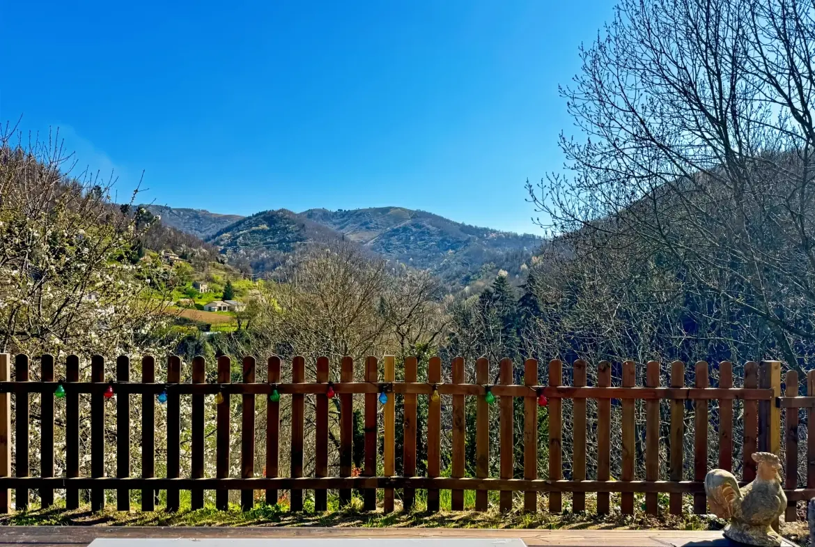 Maison atypique avec terrasse et vue montagne à Antraigues-sur-Volane 