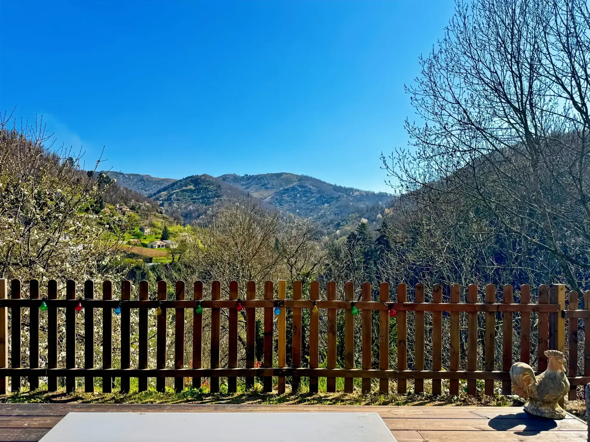 Maison atypique avec terrasse et vue montagne à Antraigues-sur-Volane 