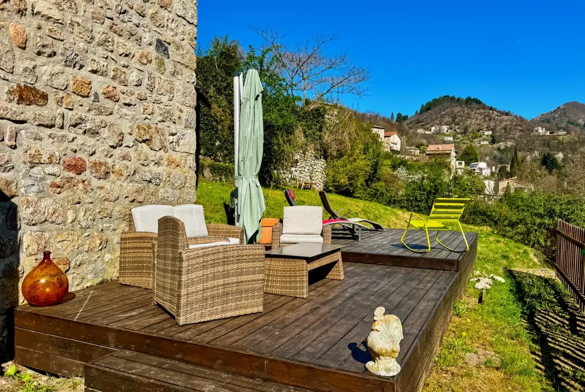 Maison atypique avec terrasse et vue montagne à Antraigues-sur-Volane 