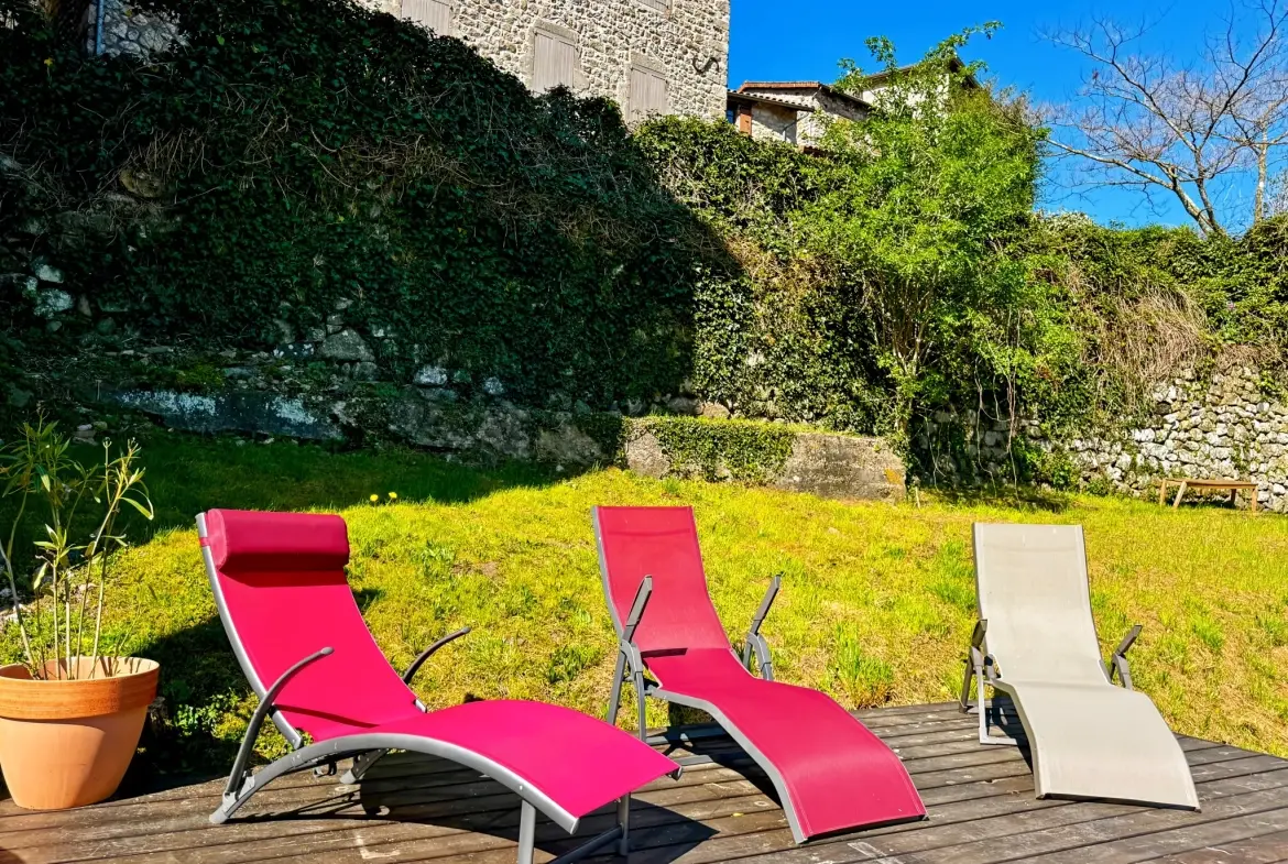 Maison atypique avec terrasse et vue montagne à Antraigues-sur-Volane 