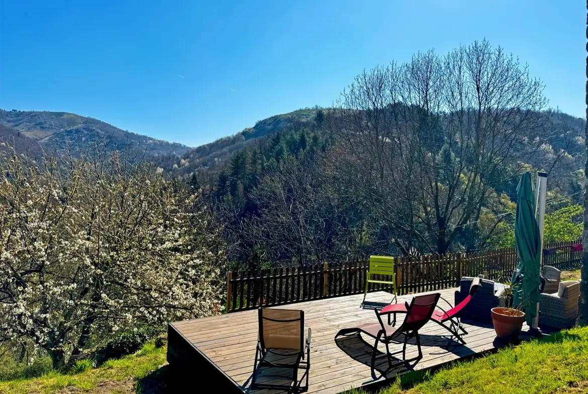 Maison atypique avec terrasse et vue montagne à Antraigues-sur-Volane 