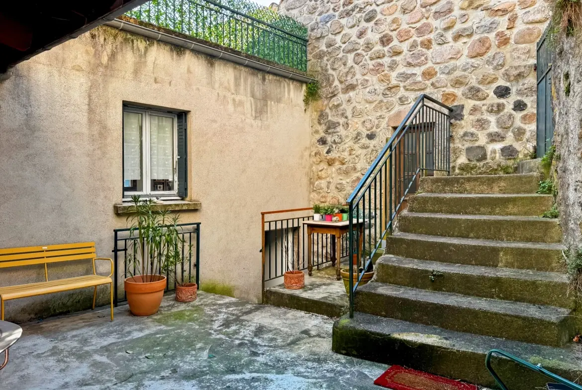 Maison atypique avec terrasse et vue montagne à Antraigues-sur-Volane 