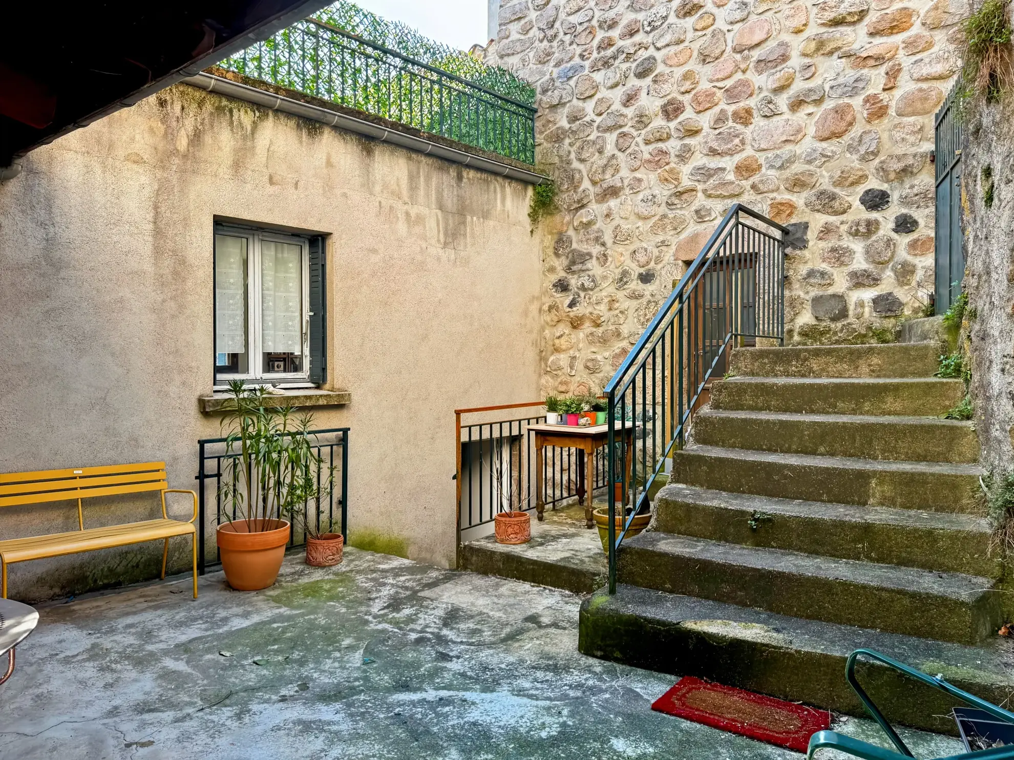 Maison atypique avec terrasse et vue montagne à Antraigues-sur-Volane 