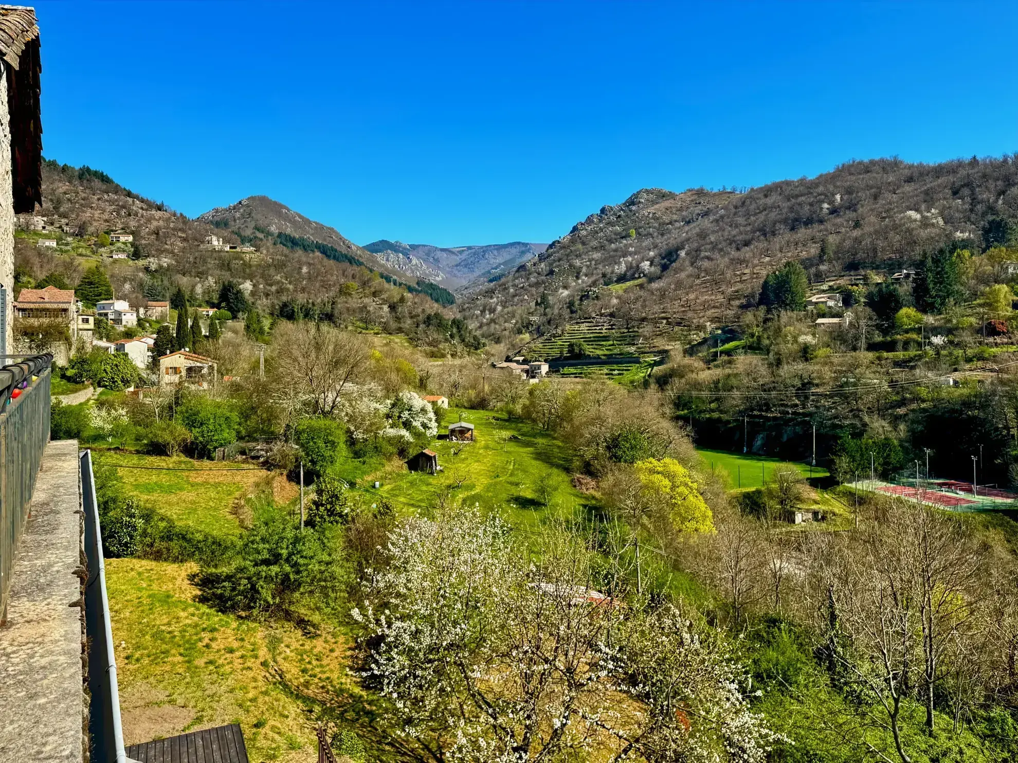 Maison atypique avec terrasse et vue montagne à Antraigues-sur-Volane 