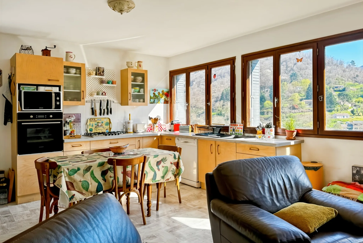 Maison atypique avec terrasse et vue montagne à Antraigues-sur-Volane 