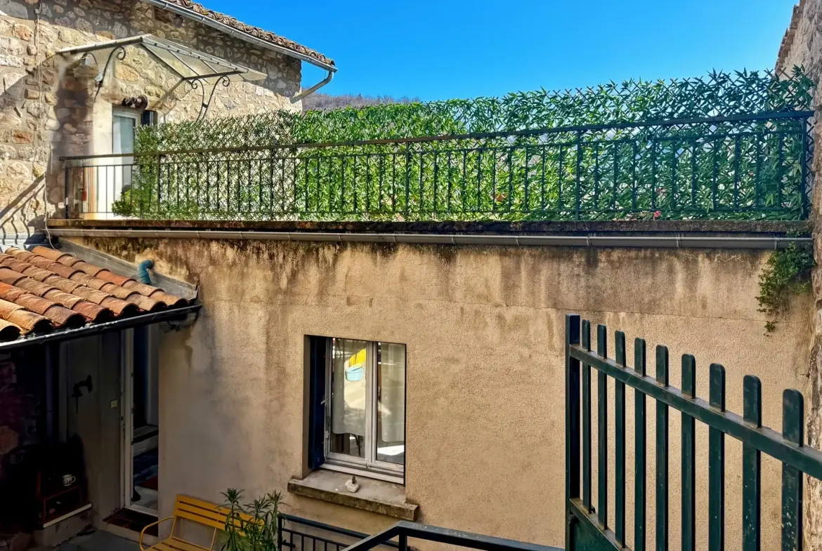 Maison atypique avec terrasse et vue montagne à Antraigues-sur-Volane 
