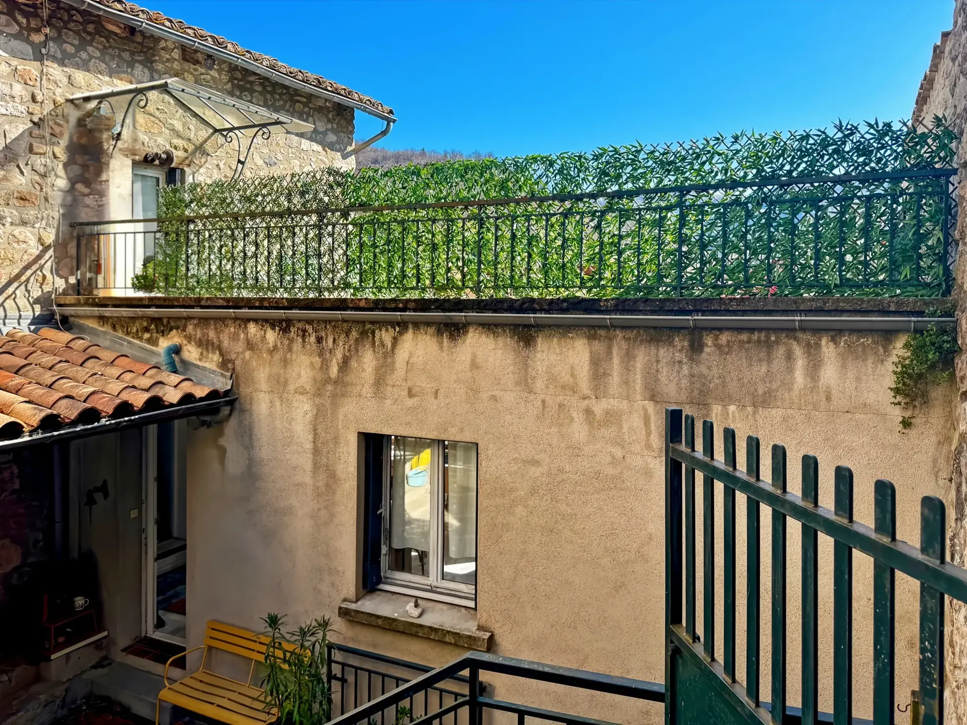Maison atypique avec terrasse et vue montagne à Antraigues-sur-Volane 