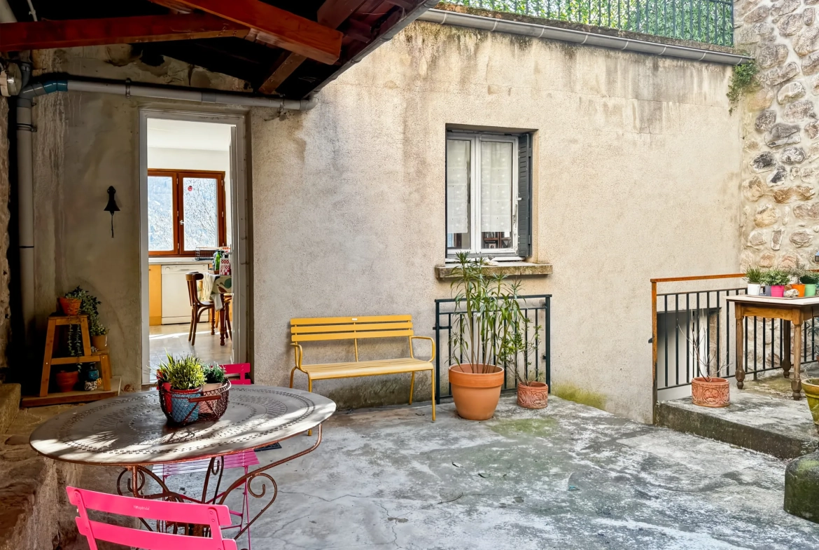 Maison atypique avec terrasse et vue montagne à Antraigues-sur-Volane 
