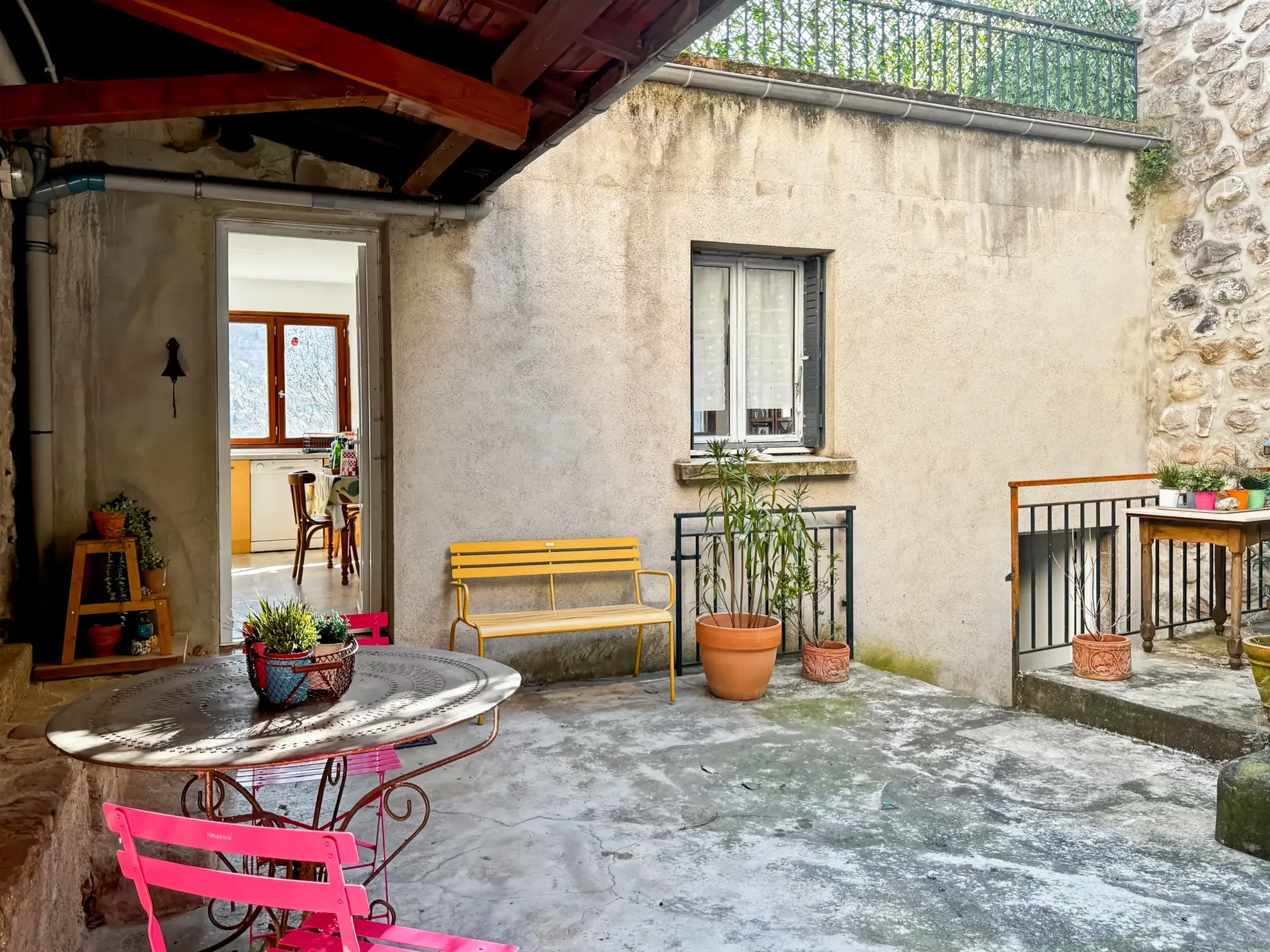 Maison atypique avec terrasse et vue montagne à Antraigues-sur-Volane 