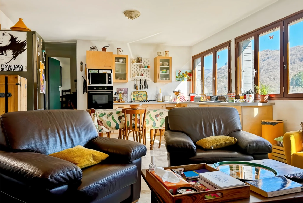 Maison atypique avec terrasse et vue montagne à Antraigues-sur-Volane 