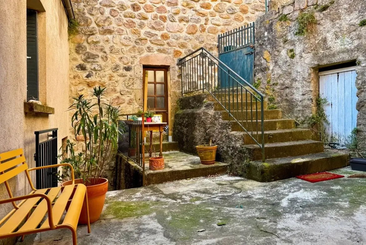 Maison atypique avec terrasse et vue montagne à Antraigues-sur-Volane 