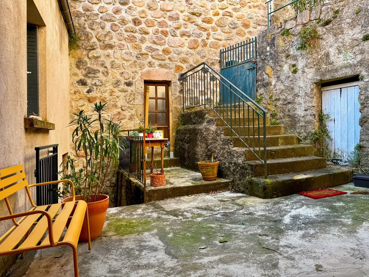 Maison atypique avec terrasse et vue montagne à Antraigues-sur-Volane 